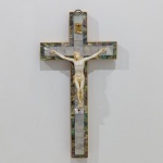 Antigo Crucifixo de Parede, Em Madeira e Madrepérola, Com Detalhes pelo Tempo, Para Restauro. Medidas: Altura: 25 cm, Largura: 1 cm, Comprimento: 12,5 cm, Peso: 120 g.