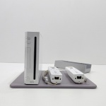 Console Wil, Marca Nitendo, Modelo RVL-001 (USA), Ano 2006, Acompanha os Fios e Controles, Com Detalhes, Console Ligando, mas não testado o funcionamento, Controles não testado o funcionamento. Medidas do Maior: Altura: 4 cm, Largura: 16 cm, Comprimento: 22 cm, Peso: 2100 g.