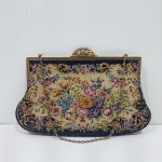 Bolsa Vintage Gobelin  com Tapeçaria Floral,  Acompanha Mini Espelho, Com Desgastes Pelo Tempo e Uso. Medidas: Altura: 14 cm, Largura: 2 cm, Comprimento: 20 cm, Peso 160 g.