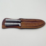 Conjunto com 1 Faca e 1 Amolador, Afiador de Facas, Marca Bianchi, Em Inox, Com Detalhes Na Bainha em Couro. Medidas da Bainha: Altura: 2,5  cm, Largura: 8 cm, Comprimento: 30 cm, Peso Total: 330 g.