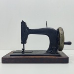 Antiga Máquina de Costura, Com Base em Madeira , Sem Marca Aparente, Não Testado o funcionamento. Medidas: Altura: 27 cm, Largura: 23,5 cm, Comprimento: 39 cm, Peso 9100 g.  
