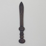 Antigo Abridor de Cartas em Formato de Espada, Marca Resoferon, Em Metal. Medidas: Altura: 25,5 cm,  Comprimento: 2 cm, Peso: 150 g.