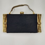 Antiga Bolsa de Mão,  Em Veludo Preto com Detalhes, em Metal Dourado, Sem Marca Aparente, Com Detalhes pelo tempo e Uso. Medidas: Altura: 11 cm, Largura: 2,5 cm, Comprimento: 23 cm, Peso 500 g.