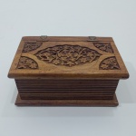 Antiga Caixa de Chá Indiana, Em Formato de Livro, Em Madeira Entalhada, Marca Pekoe Tips Tea, Com Desgastes na Parte de Baixo. Medidas: Altura: 6,5 cm, Largura: 11 cm, Comprimento: 17 cm, Peso: 430 g.