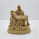 Escultura Pieta, Em Resina, Com pequeno quebrado na Mão. Medidas: Altura: 20 cm, Largura: 10,5 cm, Comprimento: 18 cm, Peso: 1650 g.