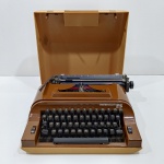 Máquina de Escrever, Manual, Marca Remington 25, Com Detalhes, Não testado o funcionamento. Medidas: Altura: 11,5 cm, Largura: 32,5 cm, Comprimento: 33 cm, Peso: 5750 g.