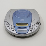 CD Player Portátil AM/FM, Marca Lenoxx Sound, Modelo DM-85a, Não acompanha o fio, Não testado o funcionamento. Medidas: Altura: 2 cm, Largura: 14 cm, Comprimento: 16 cm, Peso: 290 g.