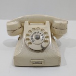 Antigo Telefone em Baquelite, Marca Ericsson, Com Detalhes, Para Restauro, Não testado o funcionamento. Medidas: Altura: 13,5 cm, Largura: 18 cm, Comprimento: 22 cm, Peso: 2290 g.