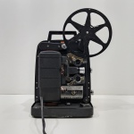 Projetor de Filme Vintage, Marca Bell & Howell, Na Caixa, Não testado o funcionamento. Medidas da Caixa: Altura: 35,5 cm, Largura: 32 cm, Comprimento: 33 cm, Peso Total: 6900 g.