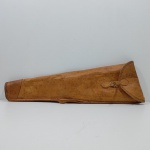Capa para Espingarda, Em Couro, Com Detalhes. Medidas: Altura: 24 cm, Largura: 5,5 cm, Comprimento: 74 cm, Peso: 630 g.