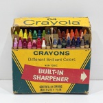 Antiga Caixa de Giz de Cera, Marca Crayola, Americana, Com 64 Cores, Com alguns Usados,  Com detalhes na Caixa. Medidas da Caixa: Altura: 12,5 cm, Largura: 3,5 cm, Comprimento: 14,5 cm, Peso Total: 370 g.