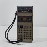 Antigo Micro Gravador Cassete, Marca Eversonic, Japonês, Com a Capa, Com rachados na parte da frente, Não acompanha o fio, Não testado o funcionamento. Medidas da Capa: Altura: 14 cm, Largura: 4 cm, Comprimento: 7 cm, Peso Total: 290 g.