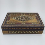 Antiga Caixa Porta Jóias, Em Madeira Marchetada, Década de 50. Medidas: Altura: 3 cm, Largura: 10 cm, Comprimento: 14,5 cm, Peso: 180 g.