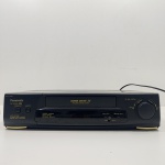 Video Cassete, Marca Panasonic, Modelo NV-SD465, Acompanha Uma Fita VHS TDK, Modelo HS T-120 Lacrada sem Uso, Na Caixa Original, Ligando, mas não testado o Funcionamento. Medidas da Caixa: Altura: 15 cm, Largura: 35,5 cm, Comprimento: 49 cm, Peso Total: 5000 g.