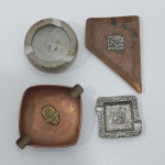 Lote com 4 Mini Cinzeiros, 3 em Metal, 1 da Marca  Lapurisma R.I 14819, 1 em Cerâmica,  3 Sem marca aparente, Com detalhes. Medidas do Maior: Altura: 1 cm, Largura: 6 cm, Comprimento: 6,5 cm, Peso Total: 190  g.