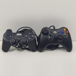 Lote com 2 Controle de Video Game, 1 Controle Marca Xbox 360 e 1 Controle, Marca Univesal Sereal Bus, faltando  um Botão na Parte de Cima, Não testado o Funcionamento de Nenhum. Medidas do Maior: Altura: 10,5 cm, Largura: 3,5 cm, Comprimento: 15,5 cm, Peso Total: 460 g.