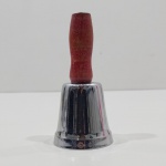 Antigo Sino, Sineta de Mesa, Em Meta e Madeira, Sem Marca Aparente. Medidas: Altura: 11,5 cm, Largura: 5 cm, Comprimento: 5 cm, Peso 65 g.