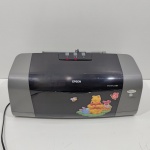 Impressora Epson Stylus C67, Marca EPSON, Modelo B341A, Acompanha somente o fio USB, Ligando, mas não testado o Funcionamento. Medidas: Altura: 17 cm, Largura: 21,5  cm, Comprimento: 44 cm, Peso 3850 g.