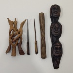 Lote com 5 Esculturas em Madeira, Sendo um Totem, um Socador e 2 Espetos e Um Suporte. Medidas do Maior: Altura: 25,5 cm, Largura: 1,5 cm, Comprimento: 5 cm, Peso Total: 200 g.