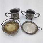 Lote com 4 Peças em Metal, Sendo 1 Açucareiro, Sem a Tampa e 1 Cremeira, Em Metal com Pezinhos trabalhados, 1 Porta Copo e 1  Mini Cesta Marca Regencia, banhado a prata, 3 Peças sem Marca Aparente, Com desgastes da prata pelo o Tempo. Medidas do Maior: Altura: 5,5 cm, Largura: 5 cm, Comprimento: 8 cm, Peso Total: 250 g.