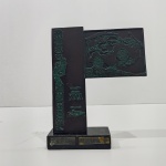 Decoração, Troféu do 2 Lugar, Indoor de Inverno da Cantareira, Patricionador Nestle, Bateu Tomou Nestle Moça, Em Metal com Folha de Cobre e Base em Mármore. Medidas: Altura: 26 cm, Largura: 5,5 cm, Comprimento: 20 cm, Peso 1140 g.