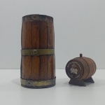 Lote com 2 Barris, 1 Pequeno Barril Decorativo, em Madeira,  Bento Gonçalves Rs Brasil, Capital do Vinho E 1 Barril em Madeira e Detalhes em Latão, Com Desgastes pelo Uso, necessita restauro. Medidas do Maior: Altura: 21 cm, Largura: 11 cm, Comprimento: 10,5 cm, Peso Total: 720 g.