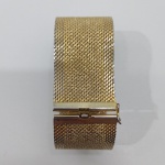Antiga Bijuteria, Pulseira de Malha, Em Aço Dourado, Sem marca aparente, Década de 50. Medidas: Largura: 3 cm, Comprimento: 19 cm, Peso: 65 g.