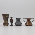 Lote com 4 Peças, Sendo 1 Pequena Ânfora em Latão, Sem Marca Aparente, 1 Pequeno Vaso Decorativo em Metal, Indian,  1 Vaso em Estanho, VR X MG, Shopping Center Catedral Iguatemi E 1 Antigo Vaso em Relevo em Metal, Sem Marca Aparente, contem o desgaste natural pelo tempo e uso. Medidas do Maior: Altura: 13  cm, Largura: 4 cm, Comprimento: 7,5 cm, Peso Total: 560  g.