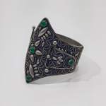 Antigo Bracelete Italiano, Em Metal, Com Enfeite  em Pedra Verde, Envelhecida, Sem marca aparente. Medidas: Altura: 7 cm, Largura: 5,5 cm, Comprimento: 6 cm, Peso: 60 g.