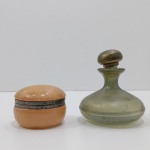 Lote com 2 Peças, Sendo, 1 Antigo Frasco de Perfume  Em Vidro e Tampa em Plástico Rígido E 1 Caixinha Porta Joias em Alabastro, Com Detalhes. Medidas do Maior: Altura: 11 cm, Largura: 4 cm, Comprimento: 10,5 cm, Peso Total: 590 g.