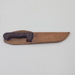 Faca Carneadeira, Com Bainha em Couro, Com Pequena Oxidação na lâmina pelo tempo. Medidas da Bainha: Altura: 1,5 cm, Largura: 7 cm, Comprimento: 33,5 cm, Peso Total: 300 g.