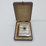 Antigo Livrinho de Orações, Flores de Piedade, Autor P.A.Luis Moreira,  Com Approvação Ecclesiastica, Editora Benziger & Co. SA., Quarta Edição,  Necessita Restauro, Capa em Madrepérola,  Na Caixa. Medidas da Caixa: Altura: 2 cm, Largura: 11,5 cm, Comprimento: 9 cm, Peso Total: 170 g.