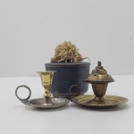 Lote com 3 Peças, Sendo 1 Mini Incensário em Metal, 1 Mini Castiçal de Mão, Em Metal com Banhado a Ouro 24k,  Com Desgastes pelo Tempo E Mini Lampião a Querosene Bico de Lamparina em Metal, Todos  Sem Marca Aparente. Medidas do Maior: Altura: 7,5 cm, Largura: 5,5 cm, Comprimento: 6 cm, Peso Total: 180 g.