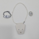 Lote com 4 Bijuterias, 1 Conjunto de Par de Brincos com Colar em Cristal, 1 Pulseira com Chapa Gravada, em Inox  E uma Fivela em Metal e  Strass. Medidas do Maior: Largura: 6 cm, Comprimento: 25,5 cm, Peso Total: 50 g.