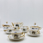 Jogo de Chá em Porcelana Filetado a Ouro, Marca Porcelana Real S.Paulo, Com Desgaste no ouro, contem pequenos Bicados. Medidas do Maior: Altura: 11 cm, Largura: 22 cm, Comprimento: 14 cm, Peso Total: 3150 g.