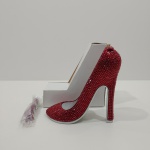 Telefone  em Formato de Sapato na Cor Vermelha, Sem Uso, Não testado o Funcionamento. Medidas da Caixa: Altura: 19 cm, Largura: 9 cm, Comprimento: 18 cm, Peso Total: 360 g.