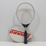 Raquete de Tênis, Marca Metalplas, Modelo Mignon, Com detalhes pelo Uso, Com a Capa. Medidas: Altura: 47 cm, Largura: 2 cm, Comprimento: 21,5 cm, Peso: 370 g.