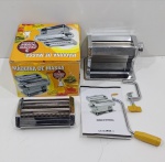 Máquina de Massa, Marca Lumina, Modelo 150mm-Deluxe, Em Bom Estado de Conservação, Na Caixa original com o Manual. Medidas da Caixa: Altura: 15,5 cm, Largura: 21 cm, Comprimento: 20 cm, Peso Total: 2770 g.