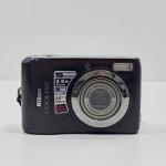 Câmera Fotográfica, Marca Nikon, Modelo Coolpix L20, Não testado o funcionamento. Medidas: Altura: 6 cm, Largura: 2 cm, Comprimento: 9,5 cm, Peso: 140 g.