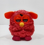 Brinquedo, Furby Red, Hasbro 2012, Com Detalhes pelo Tempo e Uso, Não testado o funcionamento. Medidas: Altura: 13 cm, Largura: 10 cm, Comprimento: 9 cm, Peso: 390 g.