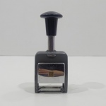 Antiga Carimbadeira, Importada, na Caixa Original com Manual, Com Desgastes pelo Tempo e Uso. Medidas da Caixa: Altura: 7 cm, Largura: 9 cm, Comprimento: 18,5 cm, Peso Total: 590 g.