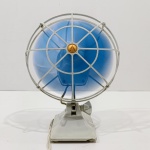 Antigo Ventilador de Mesa, Marca Arno, Com detalhes pelo Tempo, Ligando, mas não testado o funcionamento. Medidas: Altura: 25 cm, Largura: 14 cm, Comprimento: 20,5 cm, Peso: 1020 g.