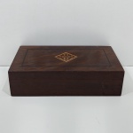 Antiga Caixa de Madeira, Similar a Porta Relógios, Com Machetaria. Medidas: Altura: 8 cm, Largura: 19 cm, Comprimento: 32 cm, Peso: 930 g.