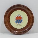 Prato Decorativo em Porcelana e Madeira, Promocional da Ca` D`oro São Paulo. Medidas: Altura: 30 cm, Largura: 19,5 cm, Comprimento: 29 cm, Peso: 990 g.