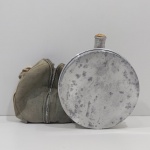 Antiga Cantil em Alumínio, Com a Capa. Medidas: Altura: 23 cm, Largura: 6,5 cm, Comprimento: 19,5 cm, Peso: 320 g.