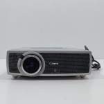 Projetor, Marca Canon, Modelo LV-S2, Acompanha o Fio, Não testado o funcionamento. Medidas: Altura: 9,5 cm, Largura: 23,5 cm, Comprimento: 25,5 cm, Peso: 2930 g.
