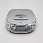 Discman ESP2, Marca Sony, Modelo D-F413, Com Detalhes, Não testado o funcionamento. Medidas: Altura: 2,5 cm, Largura: 15 cm, Comprimento: 13 cm, Peso: 275 g.