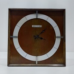 Relógio de Parede, Marca Braseiko, Em Madeira, Para Restauro, Não testado. Medidas: Altura: 32,5 cm, Largura: 4,5 cm, Comprimento: 32 cm, Peso: 1560 g.