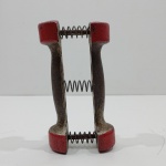 Antigo Hand Grip, Exercitador de Mão, Em Ferro, Com Desgastes pelo tempo e Uso. Medidas: Altura: 4,5 cm, Largura: 8 cm, Comprimento: 15 cm, Peso: 930 g.