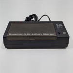 Carregador Universal de Bateria Ni-Cd, Modelo MW398, Não testado o funcionamento. Medidas: Altura: 5 cm, Largura: 11 cm, Comprimento: 21,5 cm, Peso: 480 g.